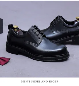 Makrodetail polierter schwarzer Leder-Derbyschuhe mit klassischen Schnürsenkeln und Gummisohle