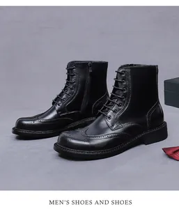 Dettaglio ravvicinato di stivaletti Brogue in pelle nera con eleganti intagli decorativi