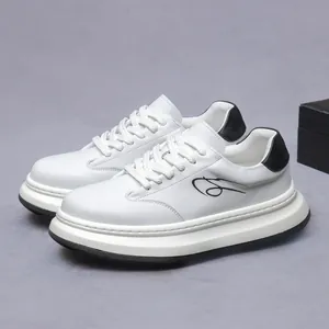 Sneakers da Uomo in Vera Pelle Casual Suola Spessa Piattaforma Scarpe Bianche Moda Stile Britannico Pelle Bovina Traspirante Scarpe da Camminata