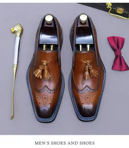 Vue à plat de mocassins brogues en cuir marron avec glands et détails sculptés