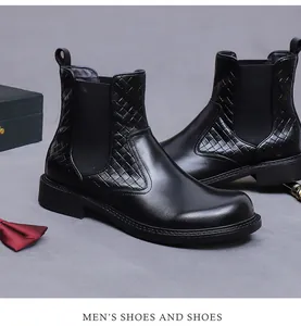 Dettaglio stivaletti Chelsea in pelle nera con motivo a trama intrecciata e fascia elastica laterale