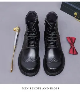 Dettaglio di stivali Brogue in pelle nera con decorazioni a coda di rondine ed accessori
