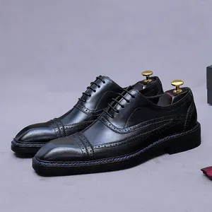 Zapatos Oxford brogue clásicos de cuero negro con detalles tallados y costuras azules