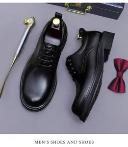 Schwarze Leder-Derby-Schuhe mit weinroter Fliege und Schuhanzieher auf dunklem Grund