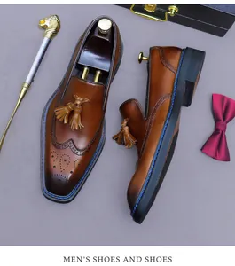 Détails des chaussures brogues en cuir marron avec glands et surpiqûres bleues