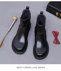 Dettaglio di stivale Chelsea in pelle nera con fascia elastica goffrata e trama premium