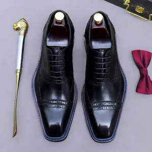 Zapatos oxford de cuero negro para hombre con detalles brogue y costuras azules