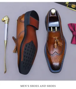 Détail de mocassins en cuir marron avec motifs richelieu, glands et semelle antidérapante