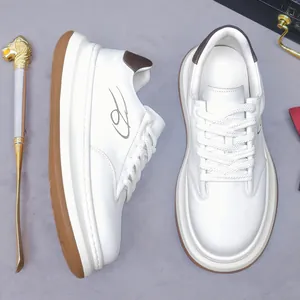 Sneaker da uomo in pelle bianca con firma decorativa e suola spessa in gomma caramello