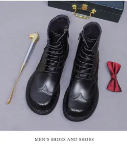 Dettaglio macro di stivali brogue in pelle nera con classiche decorazioni a coda di rondine