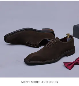 Κοντινό πλάνο από καφέ σουέτ oxfords με ραφές και κερωμένα βαμβακερά κορδόνια