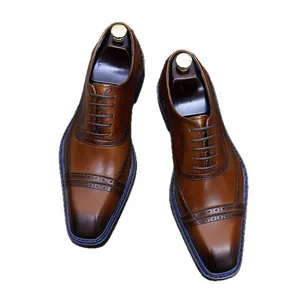 Zapatos Oxford brogue de cuero marrón con punta degradada y costuras azules de adorno