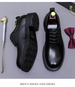 Detailansicht von schwarzen Leder-Businessschuhen mit goldenem Schuhlöffel-Accessoire