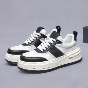 Ανδρικά δερμάτινα sneakers με πλατφόρμα σε ασπρόμαυρο χρώμα και χοντρή αντιολισθητική σόλα
