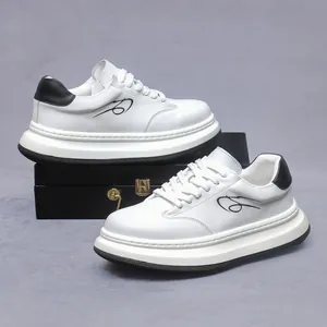Sneakers platform da uomo in pelle bianca con dettaglio nero sul tallone e logo firmato