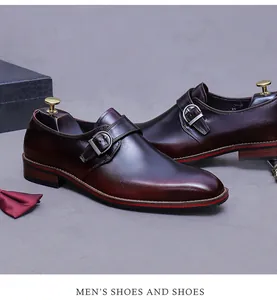 Detail eines bordeauxroten Monkstrap-Schuhs aus Leder mit goldener Schnalle und Schuhspanner