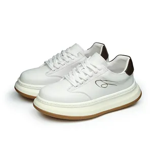 Sneaker casual classiche in pelle bianca da uomo con suola spessa marrone e dettagli