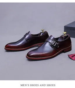 Detailaufnahme burgunderfarbener Monk-Schuh mit Schnalle und feiner Ledertextur