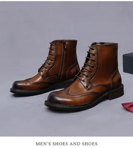 Dettaglio di stivali brogue in pelle marrone con sfumature vintage e cerniera laterale pratica