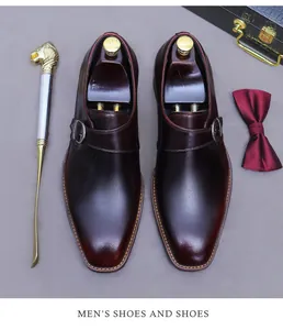 Detailsicht von weinroten Monkstrap-Lederschuhen mit Metallschnalle und Schuhanzieher-Zubehör