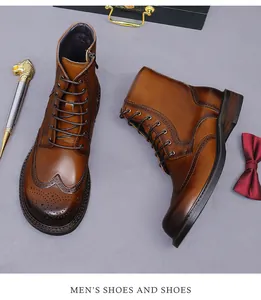 Dettaglio degli stivali in pelle marrone con decorazioni brogue e cerniera laterale