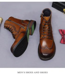 Dettaglio macro degli stivaletti brogue in pelle marrone con intagli e cerniera laterale