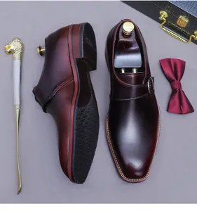 Premium Monkstraps aus weinrotem Leder mit Metall-Schuhanzieher und passender Fliege