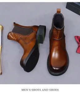 Dettaglio degli stivali Chelsea da uomo in pelle intrecciata marrone con fascia elastica