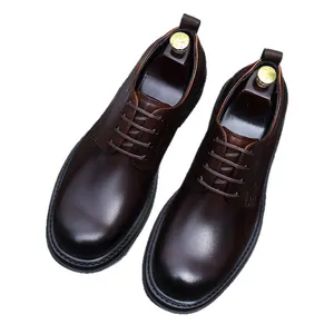 Dunkelbraune Herren-Derby-Schuhe aus Leder mit Glanzfinish und Schuhspannern