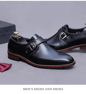 Details von schwarzem Monkstrap-Schuh aus Leder mit Silberschnalle und roter Sohlenlinie