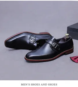 Nahaufnahme der Leder-Monk-Schuhe mit silberner Schnalle und roten Kontrastnähten