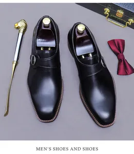 Draufsicht auf schwarze Monkstrap-Lederschuhe mit Ziernaht und Herren-Accessoires