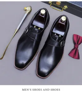 Klassischer schwarzer Monkstrap-Lederschuh mit feiner Naht und Herren-Accessoires