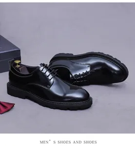 Nahaufnahme schwarzer glänzender Derby-Schuhe aus Leder mit dicker Gummisohle