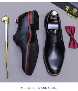Polierter schwarzer Leder-Monkschuh mit silberner Schnalle und rotem Sohlendetail