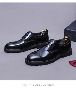 Nahaufnahme von polierten schwarzen Lacklederschuhen mit dicken Gummisohlen