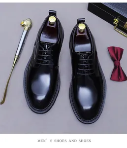 Polierte schwarze Derby-Schuhe mit Schuhspannern, roter Fliege und luxuriöser Verpackung