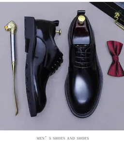 Detailansicht glänzender schwarzer Derby-Schuhe aus Leder mit rutschfester Gummisohle