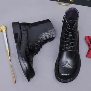 Stivali Martin da uomo in pelle nera con intagli Brogue e cerniera laterale