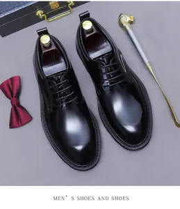 Polierter schwarzer Lackleder-Derby-Schuh mit Schnürsenkeln und hölzernem Schuhspanner