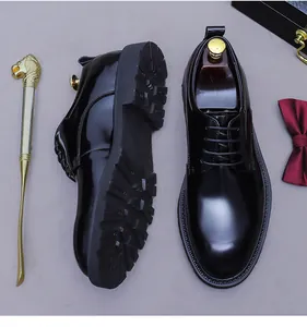 Flache Ansicht glänzender schwarzer Derby-Schuhe mit dicker Sohle und Luxus-Accessoires