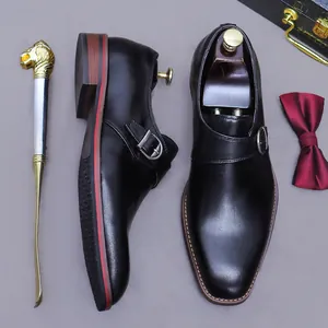 Klassische schwarze Leder-Monkschuhe für Herren mit rotem Absatzdetail und goldenem Schuhanzieher