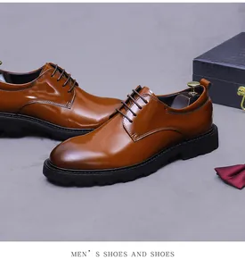 Detail von glänzenden bernsteinbraunen Derby-Schuhen aus Leder mit Gummisohlen