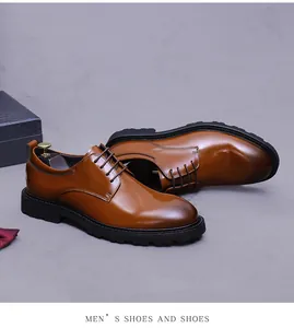 Detailansicht der braunen Lackleder-Derbyschuhe mit dicker Gummisohle und Schnürsenkeln