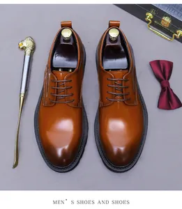 Detailansicht brauner glänzender Derby-Schuhe mit Löwenkopf-Schuhlöffel und Fliege