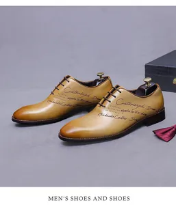 Detalle de zapato oxford de cuero marrón con grabado láser cursivo y acabado de pátina manual