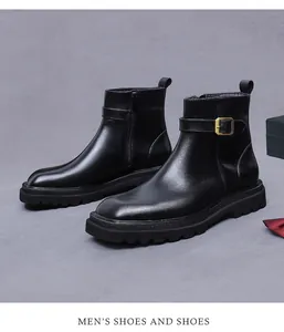 Detalle de botas de cuero negro con hebilla metálica y suela de plataforma antideslizante