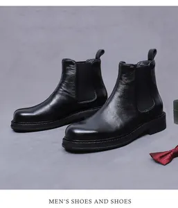 Gros plan détaillé de bottines Chelsea pour hommes en cuir noir avec panneaux élastiques