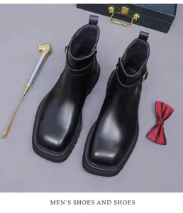 Detalle de botas de cuero negro con punta cuadrada, hebillas metálicas y cremallera lateral