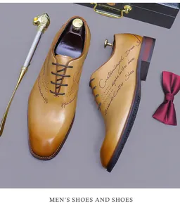 Detalle de zapatos Oxford de cuero verde con grabado láser y accesorios de negocios